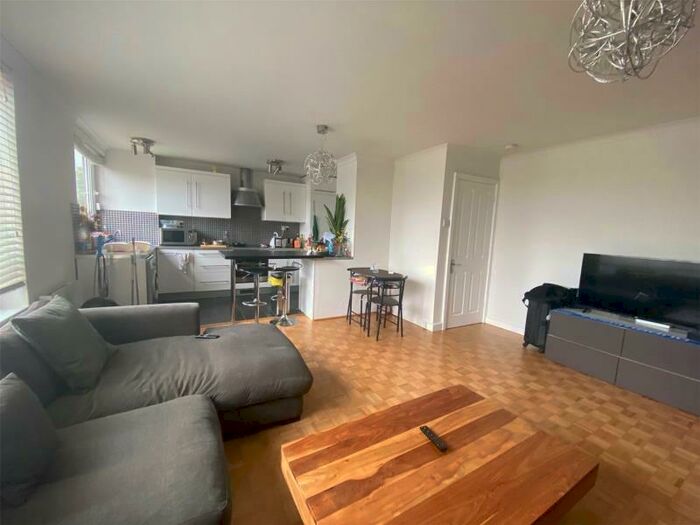 2 Bedroom Flat To Rent In Hersham Road, Walton On Thames, KT12