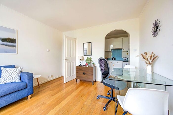 2 Bedroom Flat To Rent In Eardley Crescent, Earls Court, London, SW5