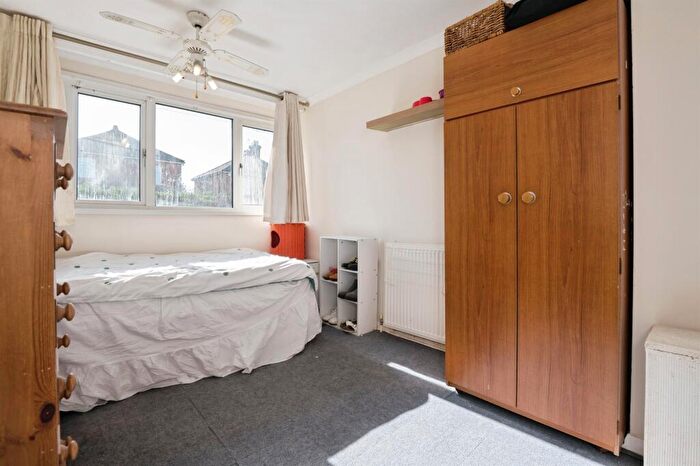 3 Bedroom End Of Terrace House For Sale In Butts Road, Southampton, SO19