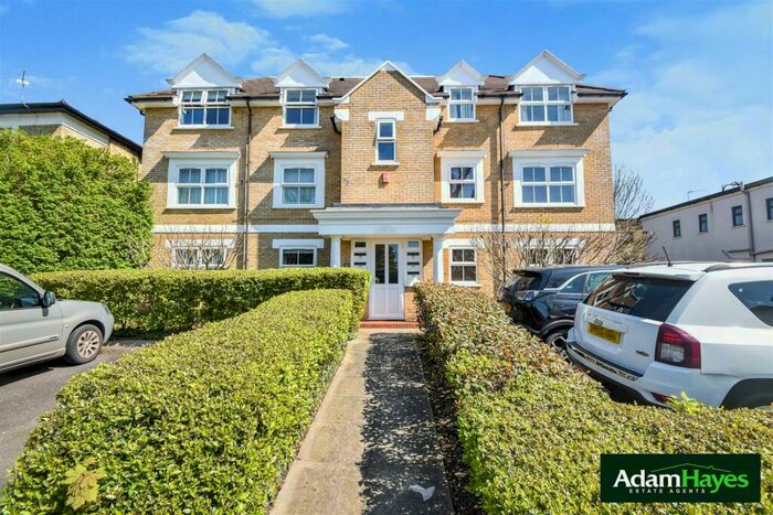 2 Bedroom Apartment To Rent In Alexandra Grove, North Finchley, N12