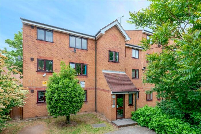 Apartment To Rent In Grinstead Road, London, SE8