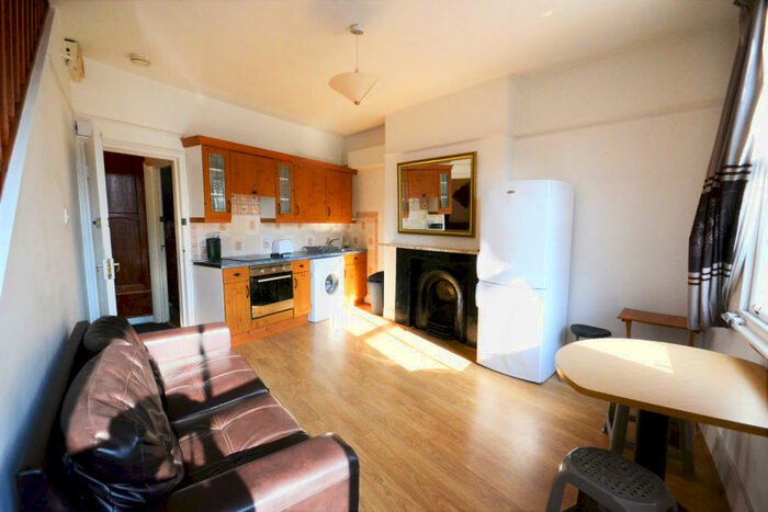 2 Bedroom Maisonette To Rent In New Cross Road, New Cross, SE14