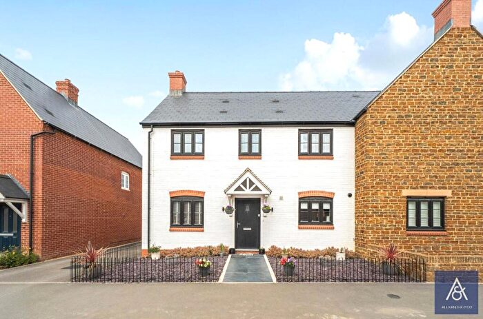 3 Bedroom Semi-Detached House For Sale In Field View, Brackley, Northamptonshire, NN13