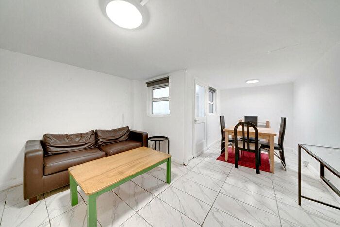 3 Bedroom Apartment To Rent In Fordham Street, London, E1