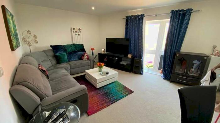 2 Bedroom Flat To Rent In Brabazon Road, Hounslow, TW5