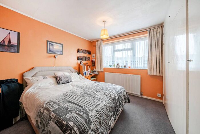 2 Bedroom Maisonette For Sale In Lakeside Road, Olympia, London, W14