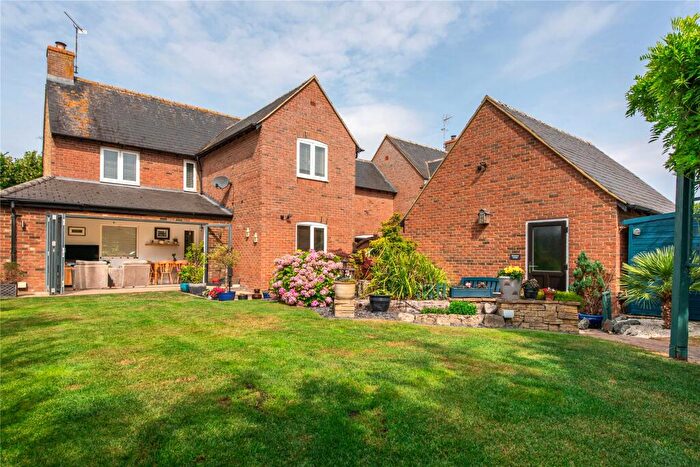 4 Bedroom Link Detached House For Sale In London Road, Bozeat, Northamptonshire, NN29