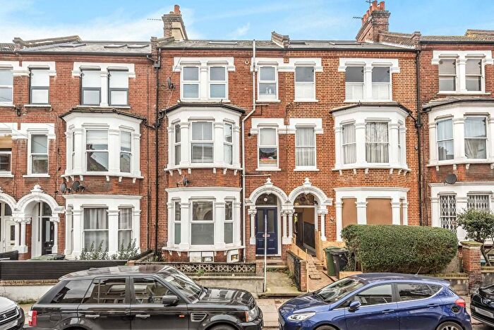 2 Bedroom Flat To Rent In Tremadoc Road, Clapham, SW4
