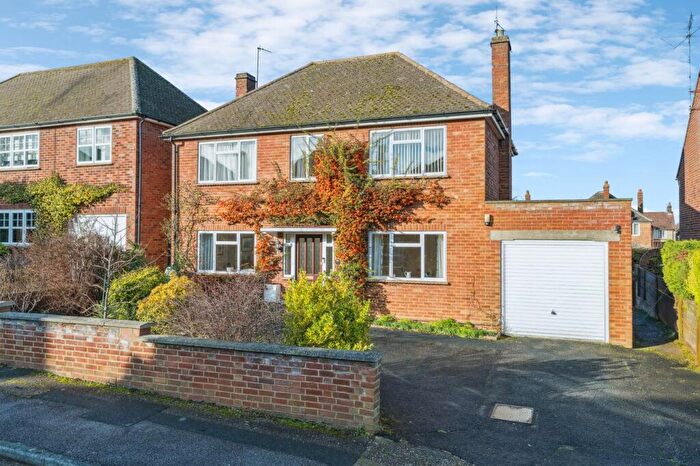 3 Bedroom Detached House For Sale In Westfield Close, Hitchin, SG5