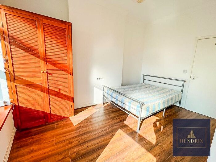 2 Bedroom Flat To Rent In Kingsland High Street, London, E8