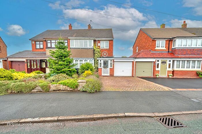 3 Bedroom Semi-Detached House For Sale In Simmonds Road, Walsall, WS3