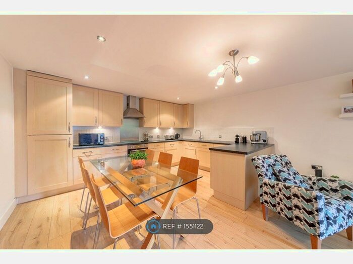 2 Bedroom Flat To Rent In The Laurels, Leicester, LE2