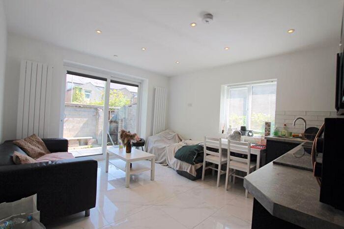 2 Bedroom Flat To Rent In Splott Road, Cardiff, CF24