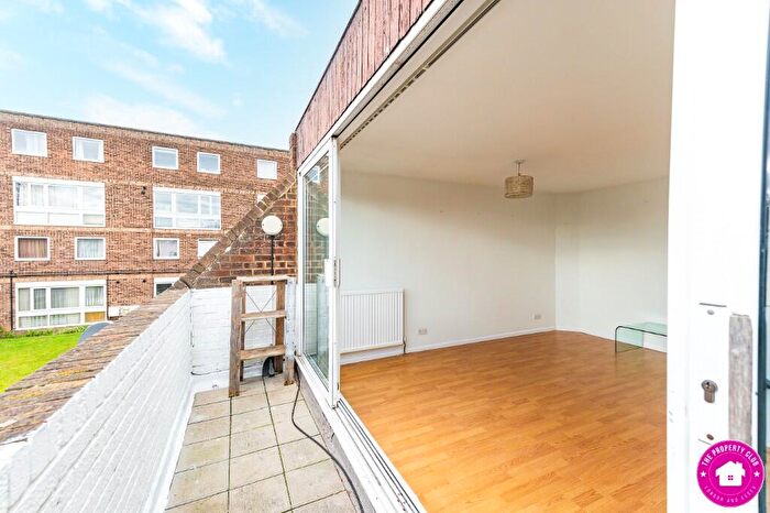 2 Bedroom Apartment To Rent In Cleveland Road, London, E18