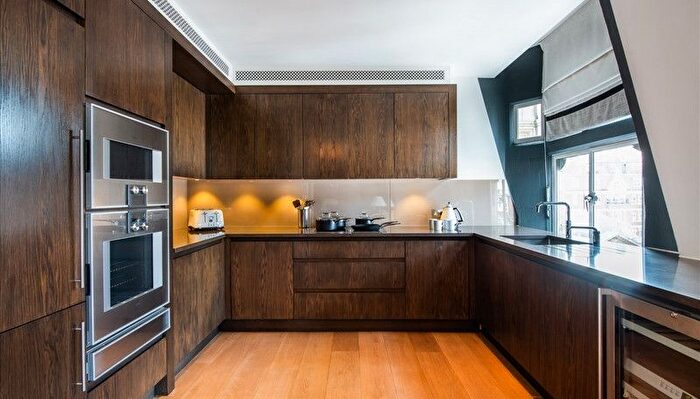 3 Bedroom Flat To Rent In Duke Street, Mayfair, W1K