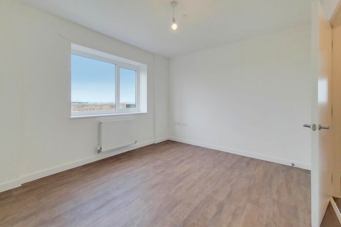 1 Bedroom Flat To Rent In Streamside House, Feltham TW14