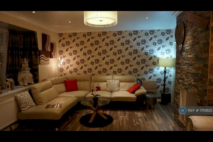 3 Bedroom End Of Terrace House To Rent In Harrow Road, Slough, SL3