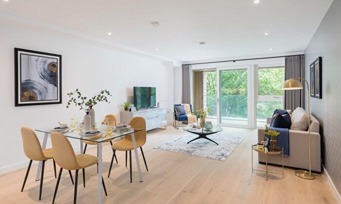 2 Bedroom Apartment For Sale In Emerson Court, London, N1