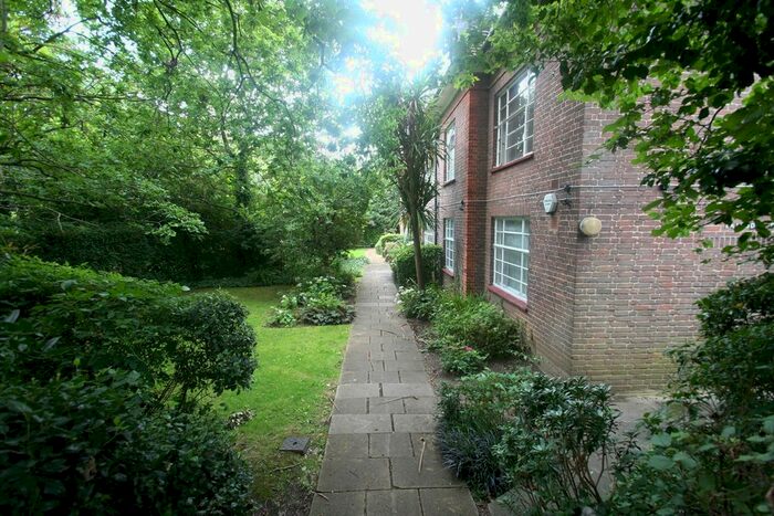 3 Bedroom Flat To Rent In Brookland Rise, London, NW11