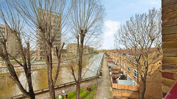 2 Bedroom Flat To Rent In Whinchat Road, London, SE28