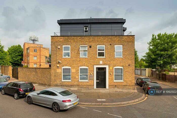 2 Bedroom Flat To Rent In Cranbrook Lane, London, N11