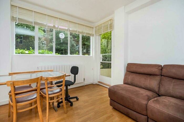 3 Bedroom Flat To Rent In Thurleigh Court, SW12