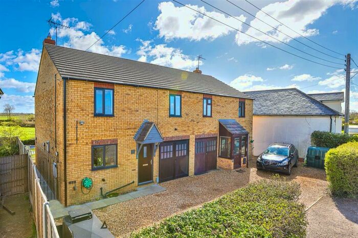 3 Bedroom Semi-Detached House For Sale In Woodview, Clopton, NN14