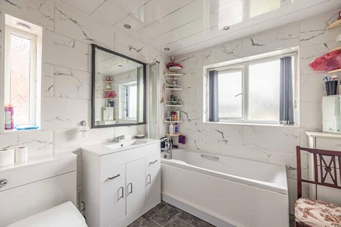 3 Bedroom Semi-Detached House For Sale In Westfield Road, Slough, SL2