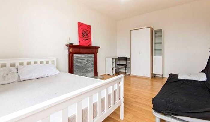 3 Bedroom Flat To Rent In Collingwood Street, London, E1
