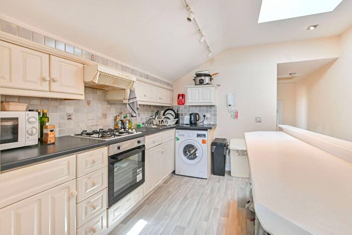 1 Bedroom Flat To Rent In Lime Grove, Shepherd's Bush, London, W12