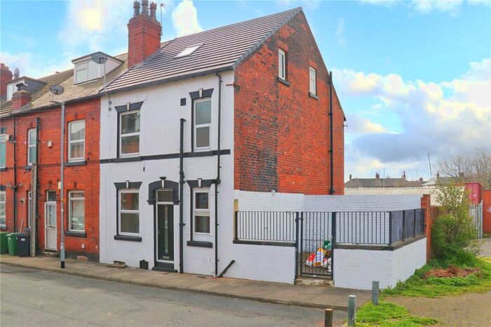 2 Bedroom End Of Terrace House To Rent In Cedar Mount, Leeds, West Yorkshire, LS12