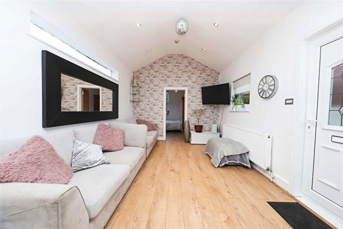 1 Bedroom Maisonette For Sale In New Windsor Street, Uxbridge, UB8