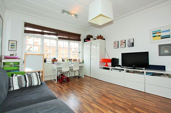 3 Bedroom Flat To Rent In The Gables, Fortis Green, Muswell Hill, N10