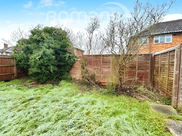 2 Bedroom Flat To Rent In Hillside, Maidenhead, SL6