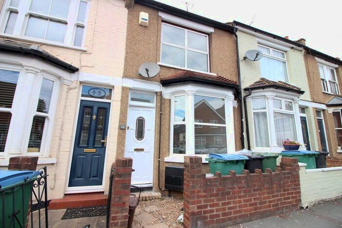 2 Bedroom Property To Rent In Cardiff Road, Watford WD18