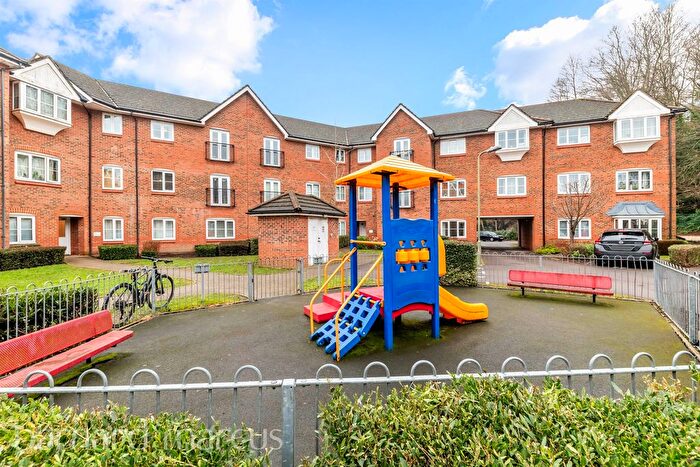 2 Bedroom Flat For Sale In Rydons Way, Redhill, RH1