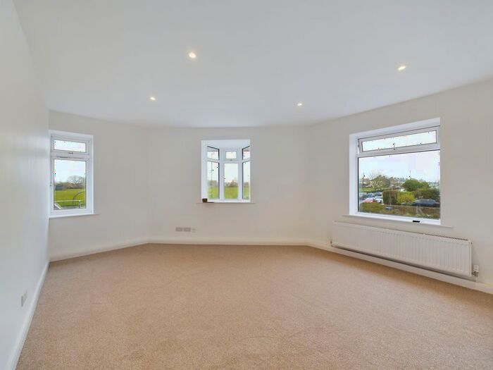 3 Bedroom Flat To Rent In Crabtree Lane, Lancing, BN15