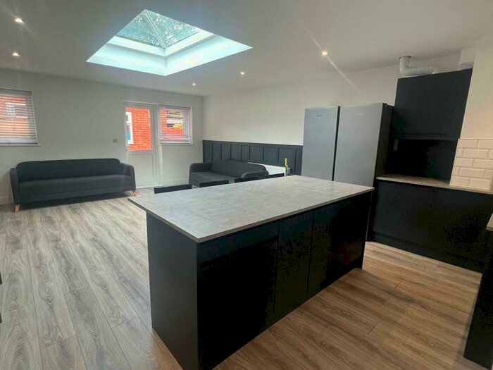 6 Bedroom House To Rent In St. Pauls Road, Southsea, PO5