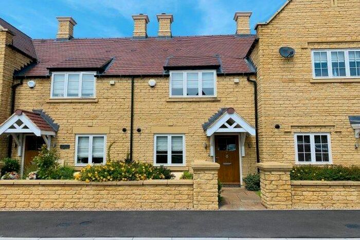 2 Bedroom Property To Rent In Sargent Square, Broadway, WR12