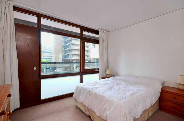 2 Bedroom Flat To Rent In Defoe House, Barbican, London, EC2Y