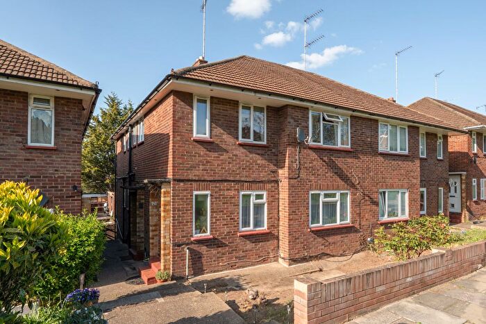 2 Bedroom Flat For Sale In The Vale, London, N14