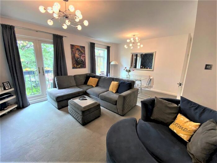 2 Bedroom Flat To Rent In Town End, Caterham CR3