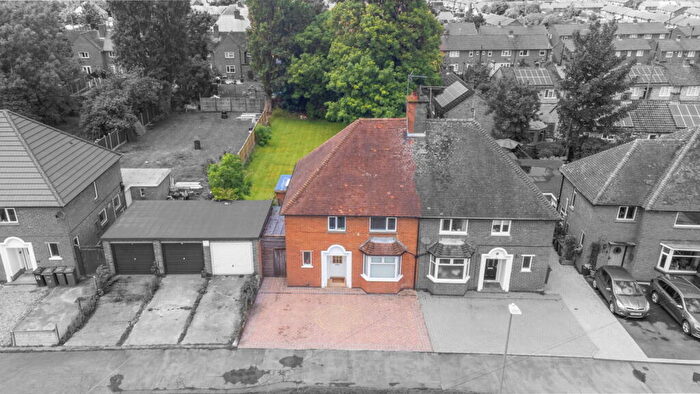 3 Bedroom Semi Detached House For Sale In Holmden Avenue, Wigston, LE18