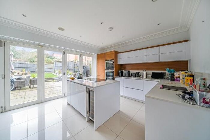 4 Bedroom End Of Terrace House For Sale In Ashridge Close, London, N3