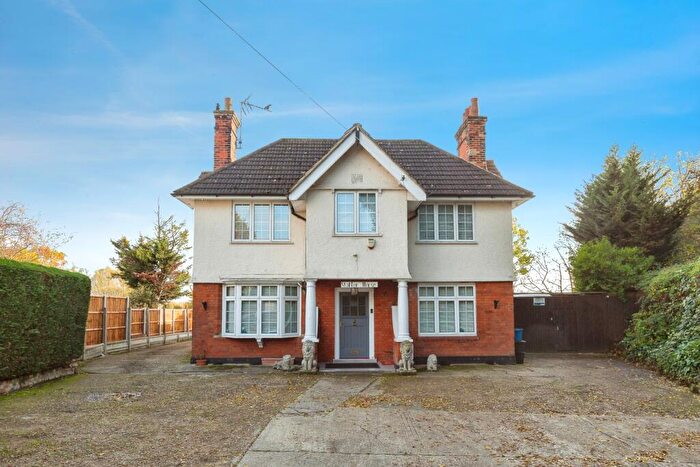 4 Bedroom Detached House For Sale In Forest Road, Ilford, IG6