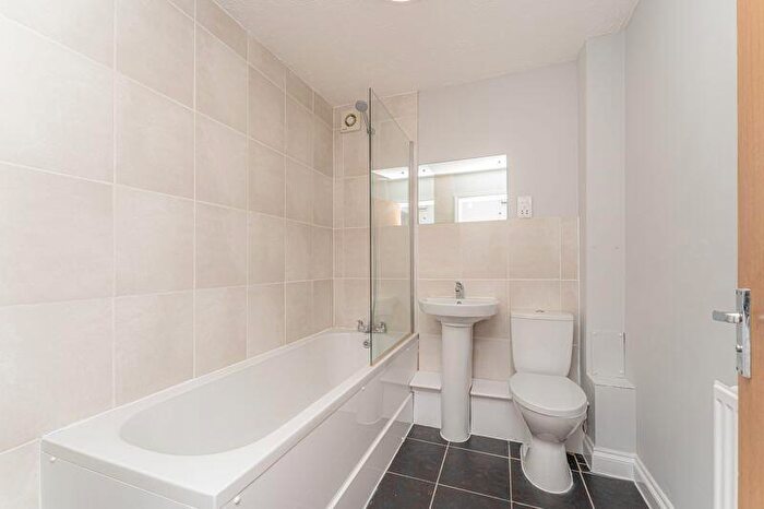 2 Bedroom Flat For Sale In Ellenborough Road, London, N22