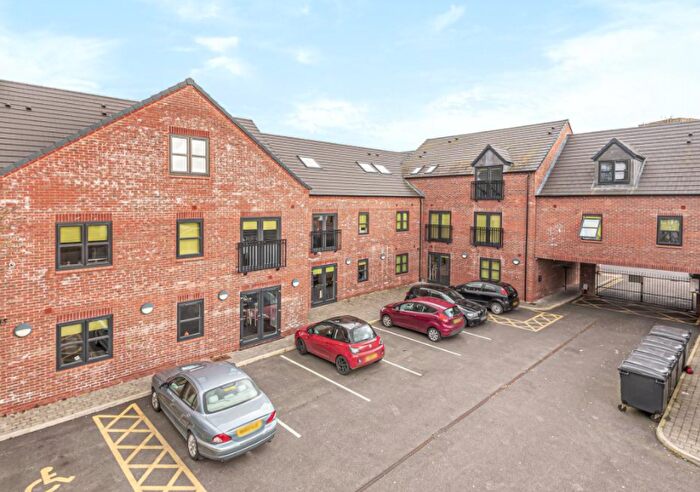 2 Bedroom Flat To Rent In Flat, Lord Tennyson House, LN1