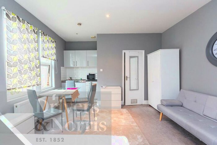 Apartment To Rent In Fairbridge Road, Archway, London, N19