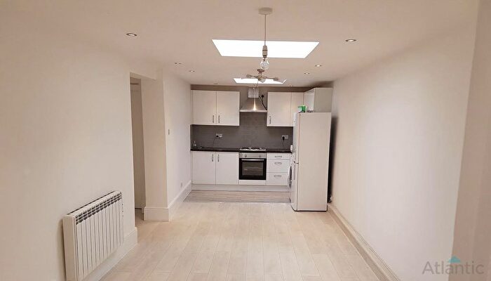 3 Bedroom Flat To Rent In High Street, Aveley, RM15
