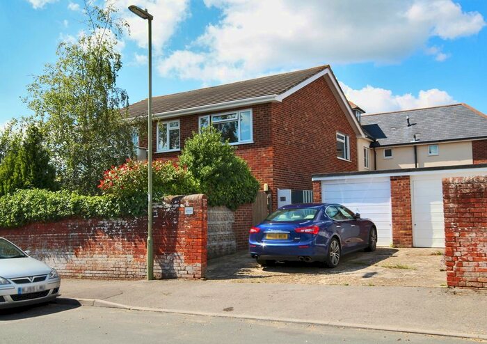 2 Bedroom Flat To Rent In Lymington, Hampshire SO41